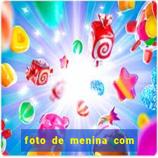 foto de menina com cabelo cacheado no espelho