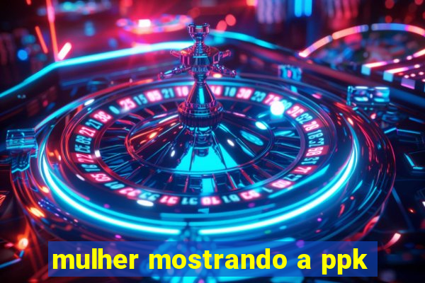 mulher mostrando a ppk